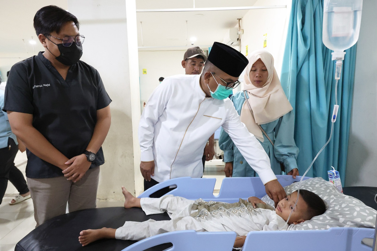Idul Fitri 1446 H, Gubernur Banten Andra Soni Bersama Istri Sapa Nakes dan Pasien RSUD Banten