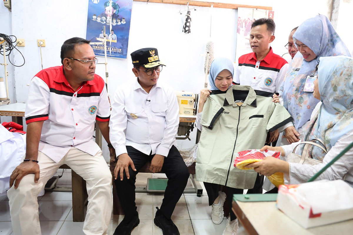 Tinjau Aktivitas Koperasi Desa Merah Putih Ranjeng, Gubernur Banten Andra Soni Optimis Pencapaian Target Pertumbuhan Ekonomi 8 Persen
