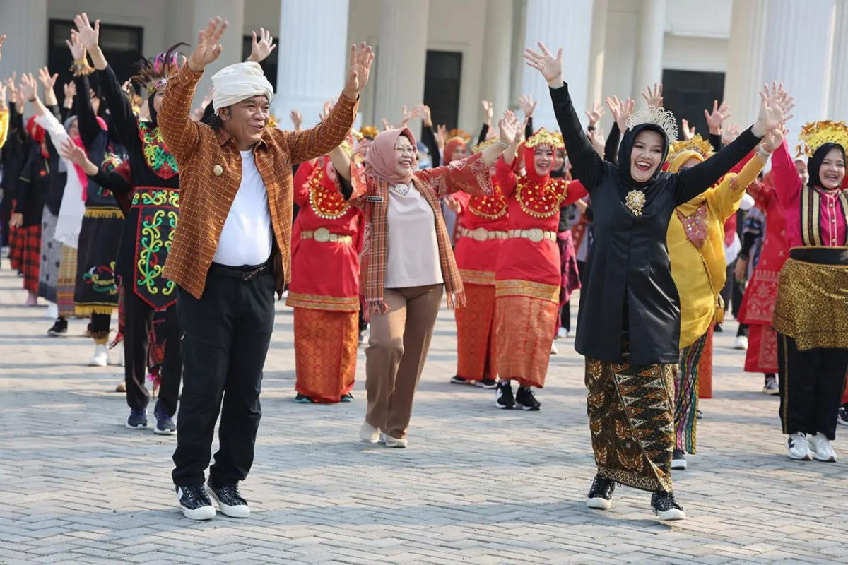 Pj Gubernur Banten Al Muktabar Ajak Generasi Muda Hidup Sehat dan Lestarikan Wastra Nusantara