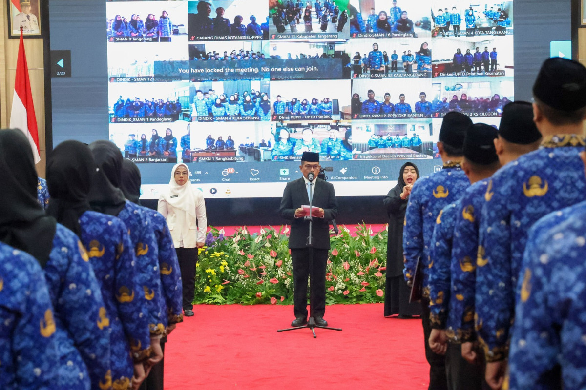Gubernur Banten Andra Soni Serahkan 9.709 SK PPPK Pemprov Banten