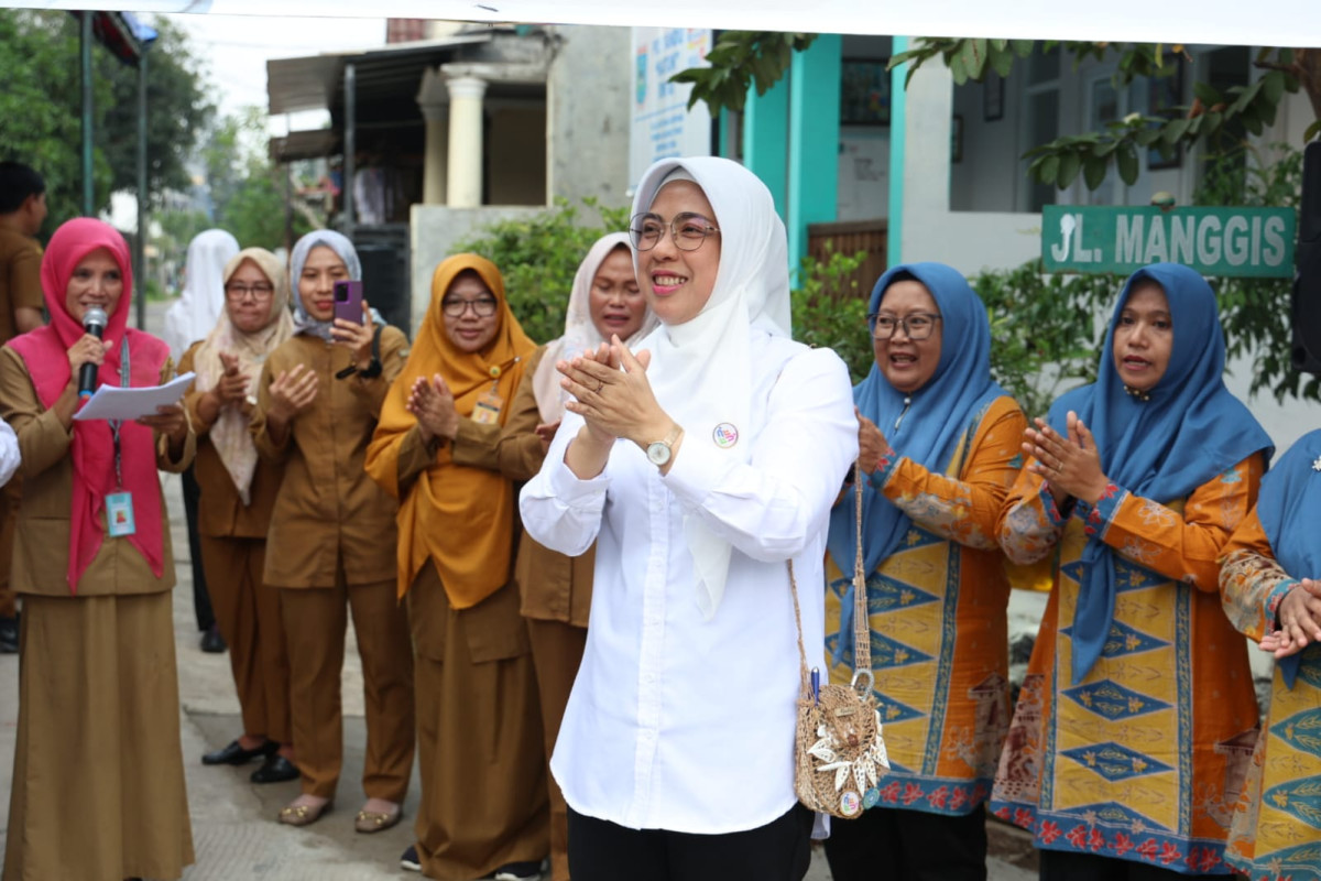 Ketua TP Posyandu Provinsi Banten Tinawati Andra Soni, Monitoring Pelaksanaan Enam  SPM di Posyandu Katuk Kelurahan Pondok Jagung Timur Serpong Utara