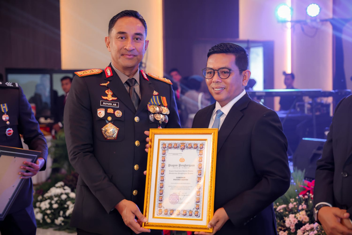 Hari Bhayangkara ke-79, Gubernur Banten Andra Soni Terima Penghargaan dari Polda Banten