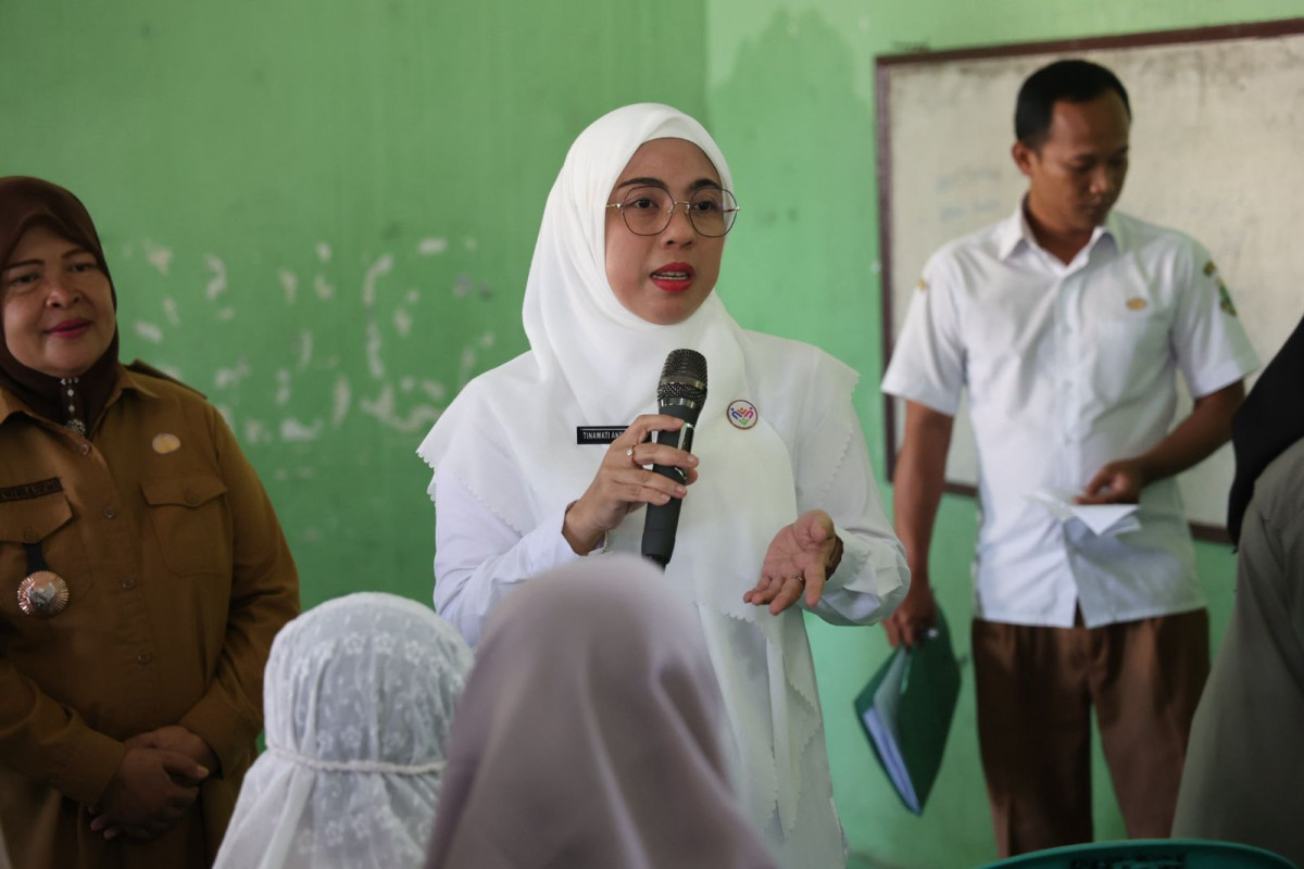 Ketua Pembina Posyandu Provinsi Banten, Tinawati Andra Soni  Tinjau Pelayanan Enam SPM di Posyandu Kenanga 10 Rangkasbitung Barat