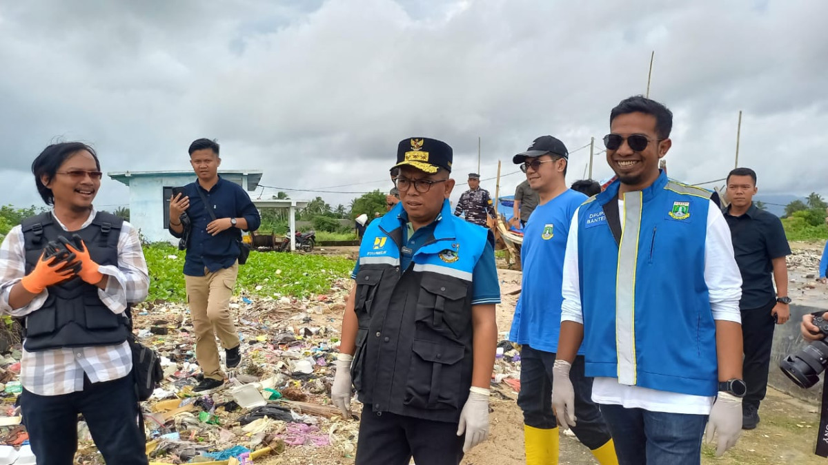 Sampah Di Teluk Labuan, Gubernur Banten Andra Soni: Perlu Solusi Jangka Panjang dan Komprehensif