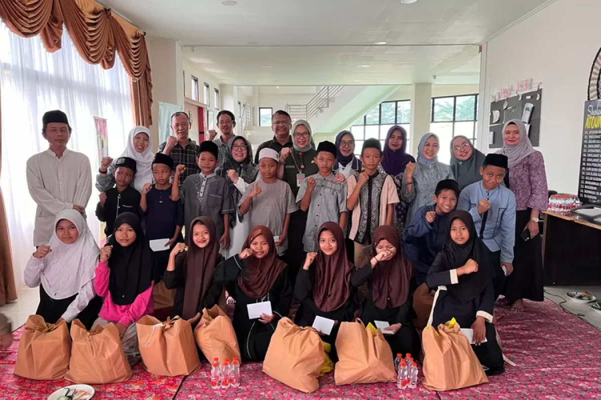 Lepas Pegawai Teladan DP3AKKB Banten Santuni Belasan Anak Yatim Piatu