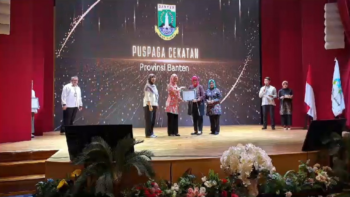 Kepala Dinas DP3AKKB Provinsi Banten menerima Penghargaan Tematik PHA dengan peringkat PUSPAGA Pratama