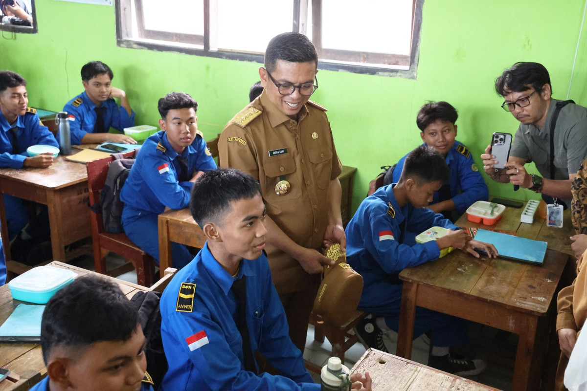 Gubernur Banten Andra Soni Tinjau Uji Coba MBG di SMKN 1 Anyer