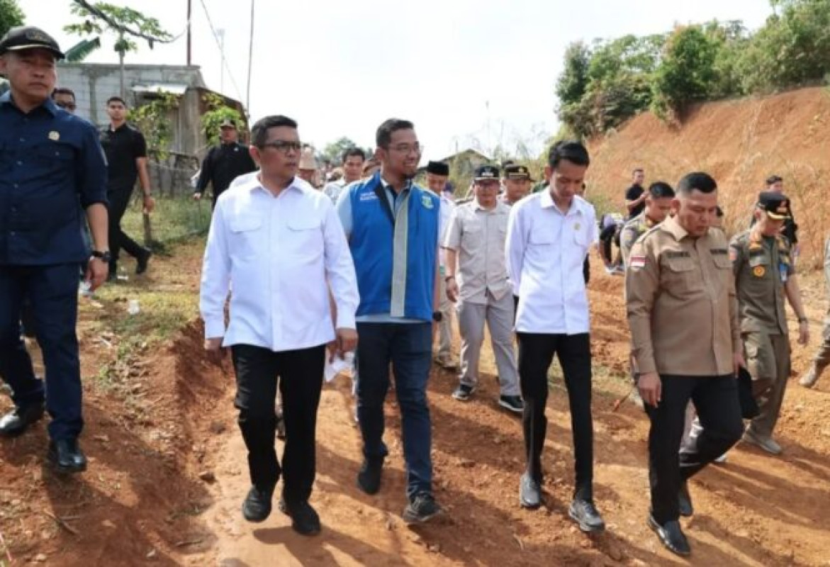 Tinjau Huntara Cigobang, Gubernur Banten Andra Soni : Pemprov Banten Siap Lakukan Pengerasan Akses Jalan
