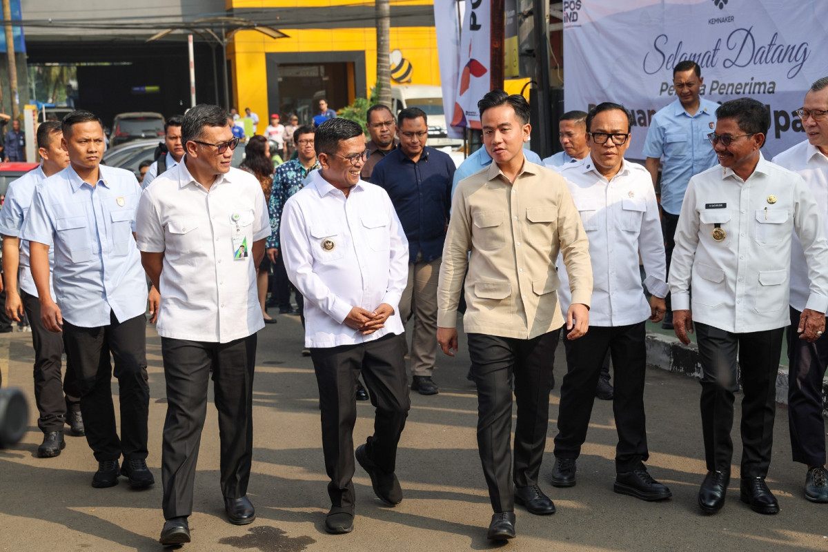 Gubernur Banten Andra Soni Dampingi  Wapres Gibran Rakabuming Raka Tinjau Penyaluran BSU