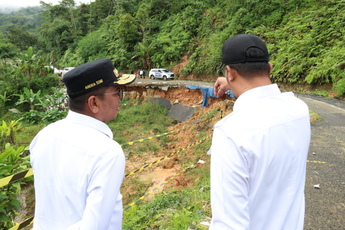 Tinjau Longsor Ruas Jalan Cipanas–Ciparay, Gubernur Banten Andra Soni: Rehabilitasi Dimulai Juli 2025