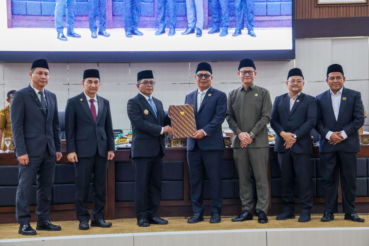 Gubernur Banten Andra Soni Sampaikan Nota Pengantar Raperda Penyertaan Modal Bank Banten dan RPJMD 2025 - 2029