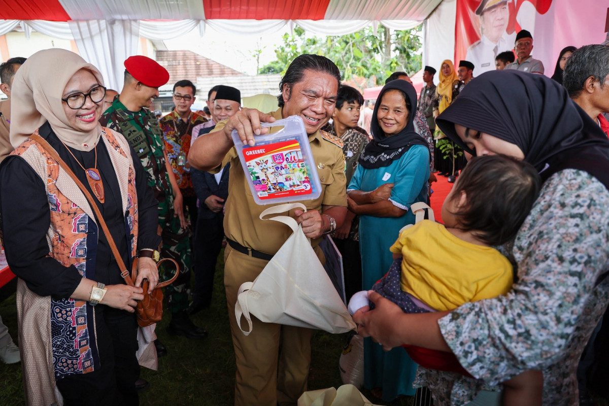 Pj Gubernur Banten Al Muktabar Salurkan Bantuan Sosial Kepada Masyarakat Pandeglang