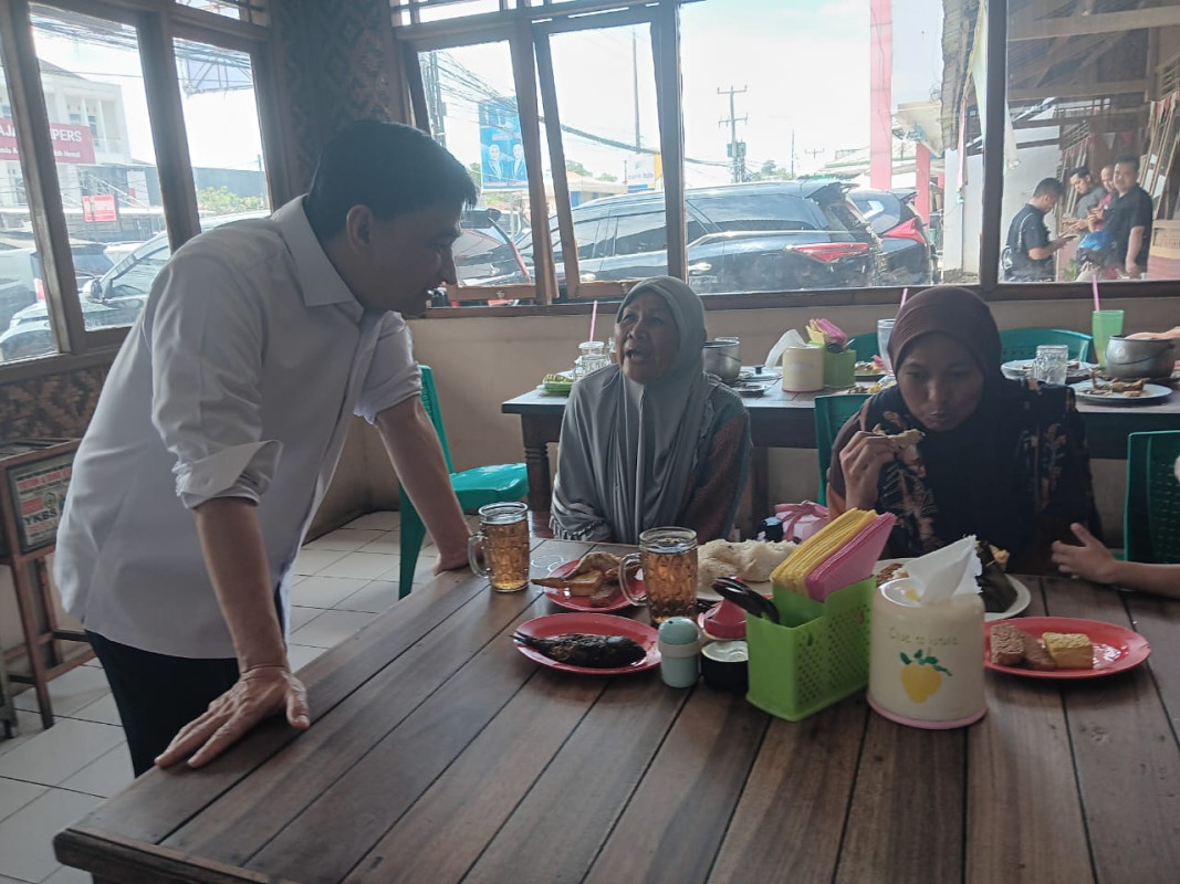 Usai Monitoring PSU Pilkada Tahun 2024 Kabupaten Serang, Wagub Banten A Dimyati Natakusumah Ajak Makan Buruh Cuci Pakaian