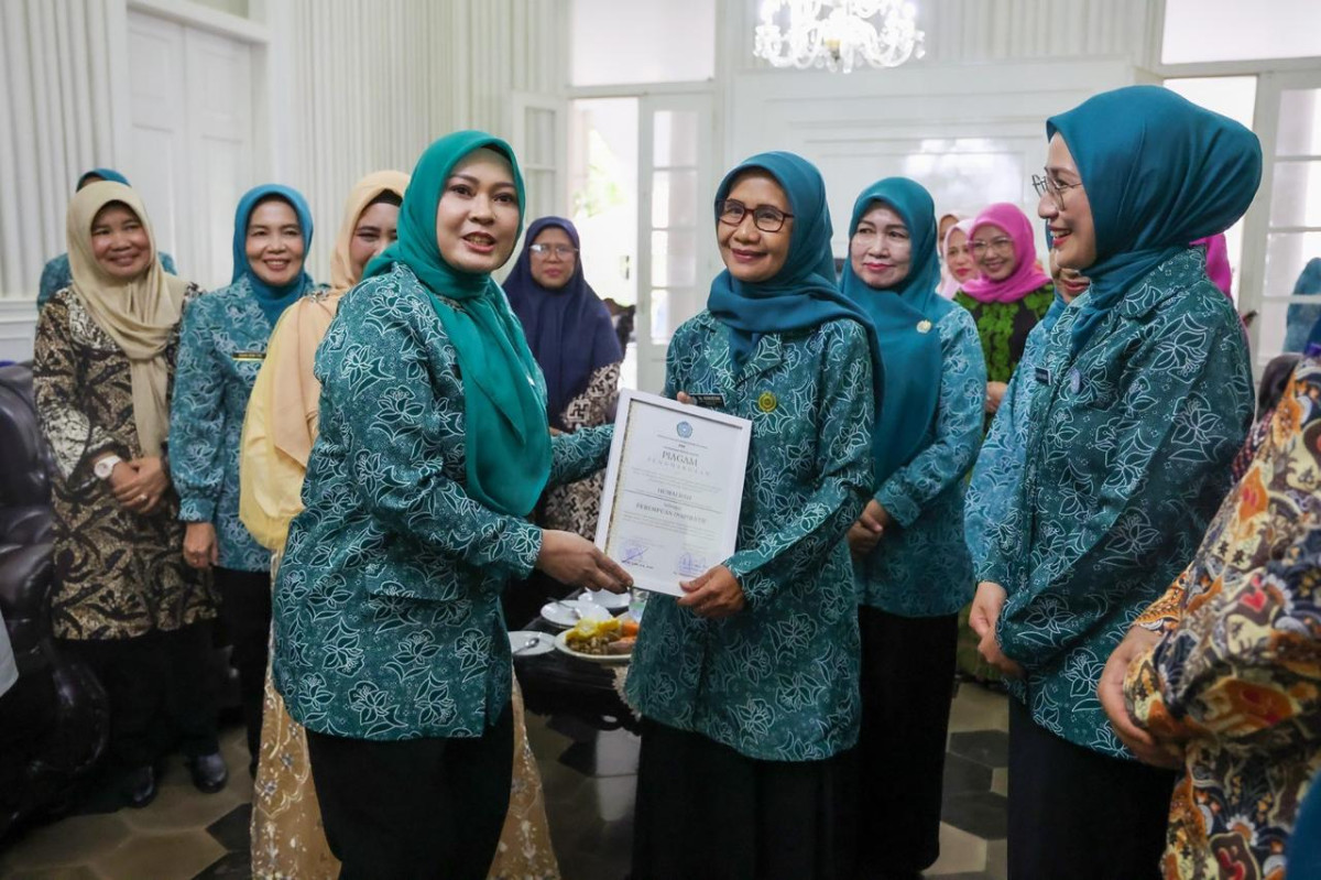 Peringati Hari Kartini ke-146, TP PKK Provinsi Banten Serahkan Penghargaan Perempuan Inspiratif Provinsi Banten 2025
