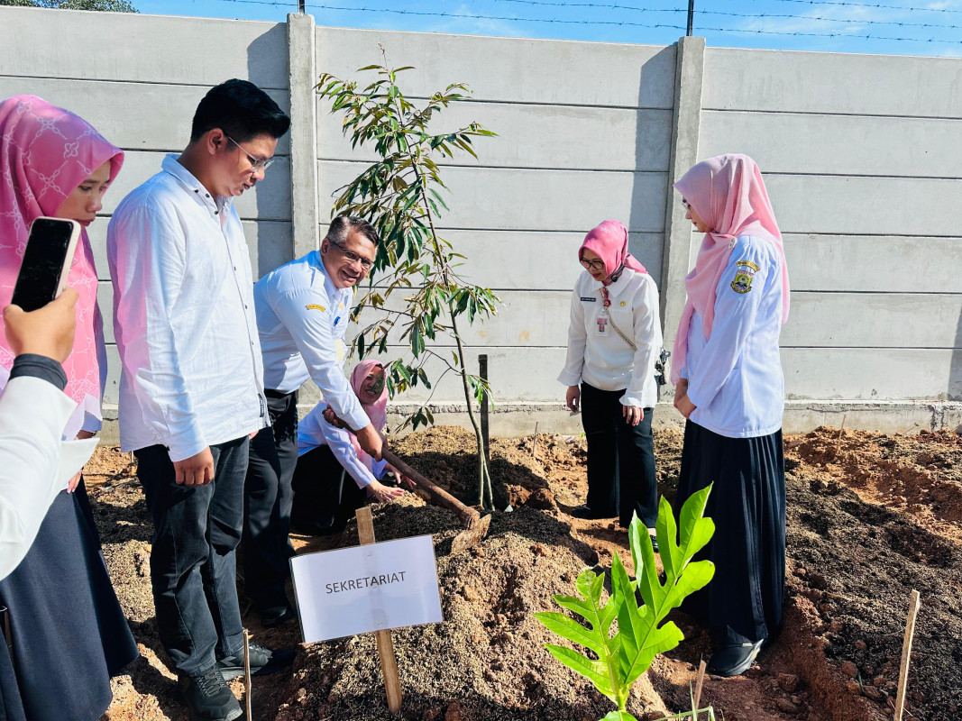 Penanaman Pohon di Lingkungan DP3AKKB Provinsi Banten