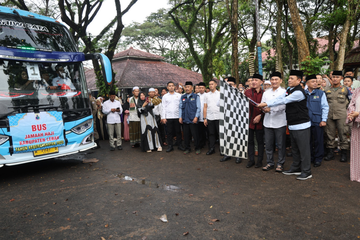 Lepas Jamaah Haji Kloter 52 JKG Kabupaten Lebak, Wagub Banten Dimyati : Jaga Kesehatan dan Luruskan Niat Beribadah