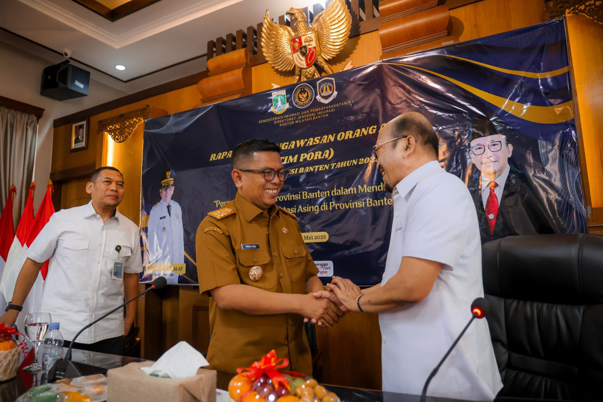 Gubernur Banten Andra Soni Buka Rapat  Tim Pengawasan Orang Asing
