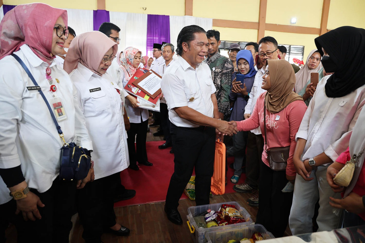 Pj Gubernur Banten Al Muktabar Salurkan Bantuan Sosial kepada Masyarakat Kabupaten Tangerang