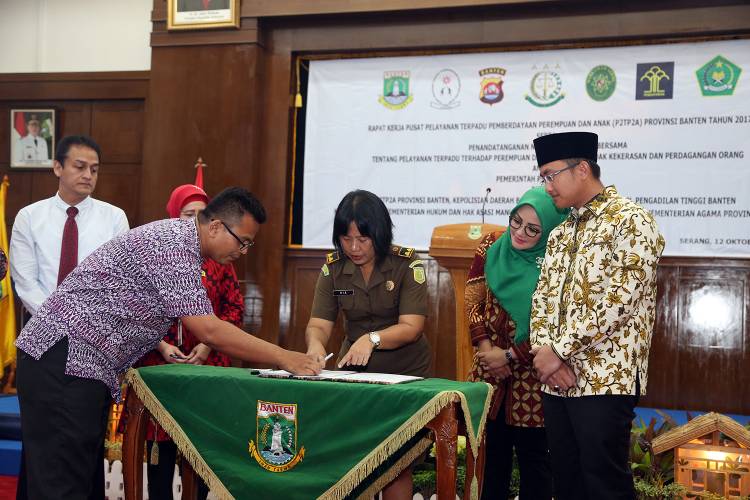 TEKAN KEKERASAN PEREMPUAN DAN ANAK, PEMPROV DAN ENAM LEMBAGA TEKEN MOU