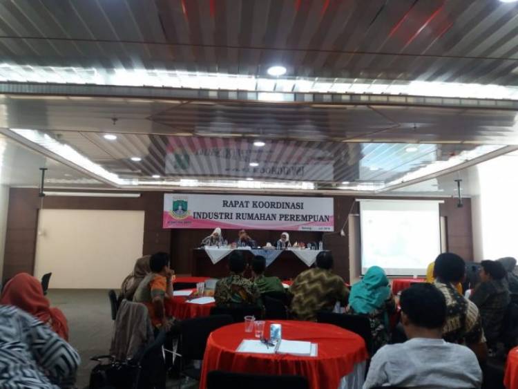 Rapat Koordinasi Industri Rumahan Perempuan di Aula Kantor DP3AKKB Provinsi Banten