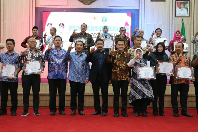 DP3AKKB PEROLEH PENGHARGAAN DARI KOMISI INFORMASI BANTEN