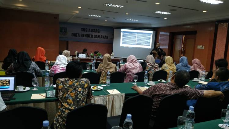 DP3AKKB BANTEN : MELAKSANAKAN SOSIALISASI DATA GENDER DAN ANAK 