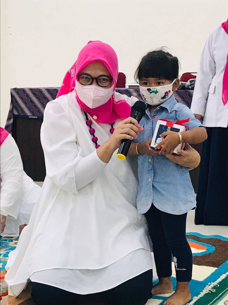 DP3AKKB Banten Salurkan Bantuan Untuk Anak Yatim Akibat Corona