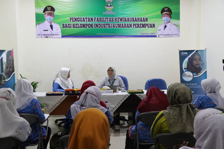 DP3AKKB Memfasilitasi Kewirausahaan Bagi Kelompok Industri Rumahan Perempuan 
