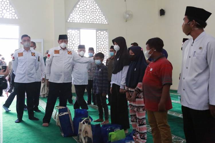 Gubernur Banten dan Wakil Gubernur Banten di dampingi Kepala DP3AKKB Banten memberikan Bantuan yang terdampak Covid - 19