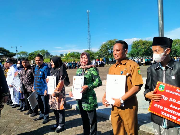 Pemberian Simbolis Standarisasi SRA Kepada SDN 02 Kota Serang