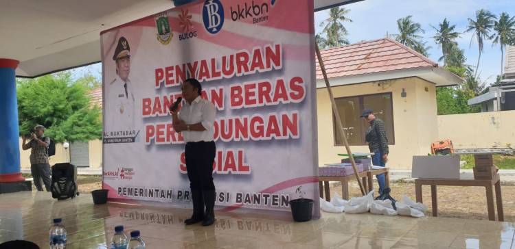 Pj Gubernur Al Muktabar Lakukan Penyaluran Bantuan di Pulau Tunda dan Panjang